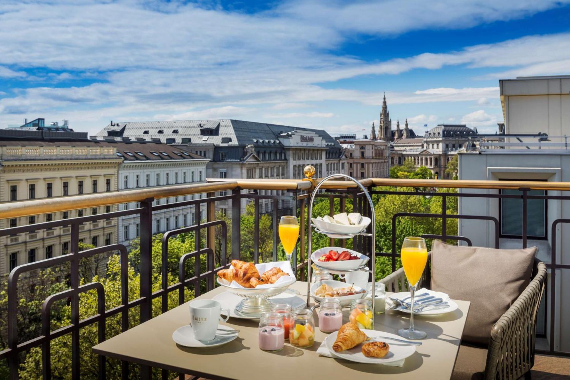 Hilton Plaza Hotel 5*