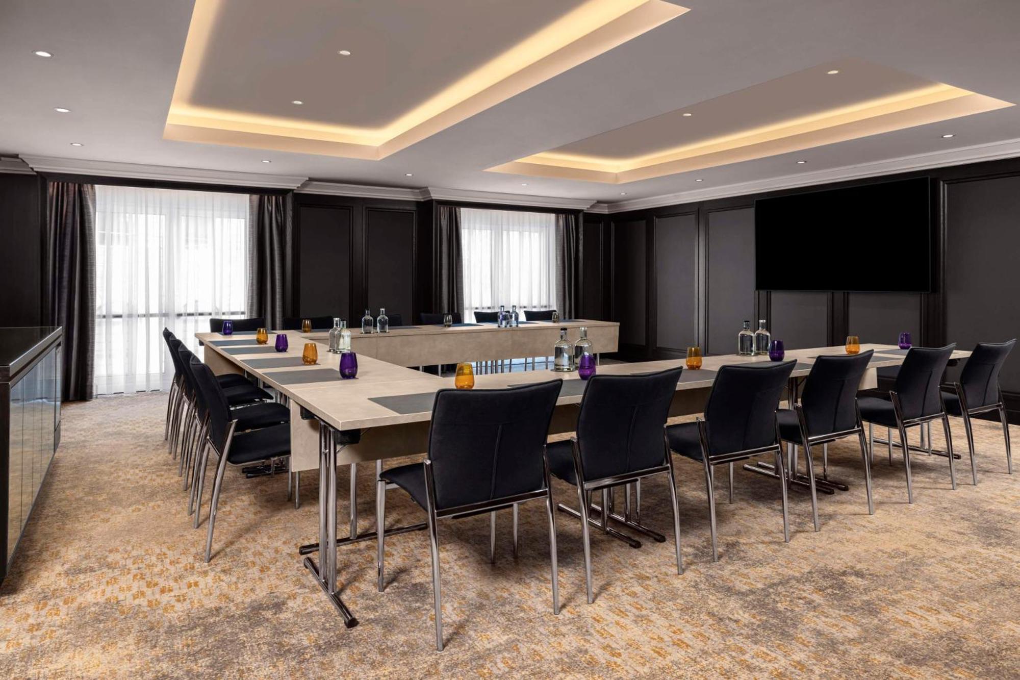 Hilton Plaza Hotel 5*